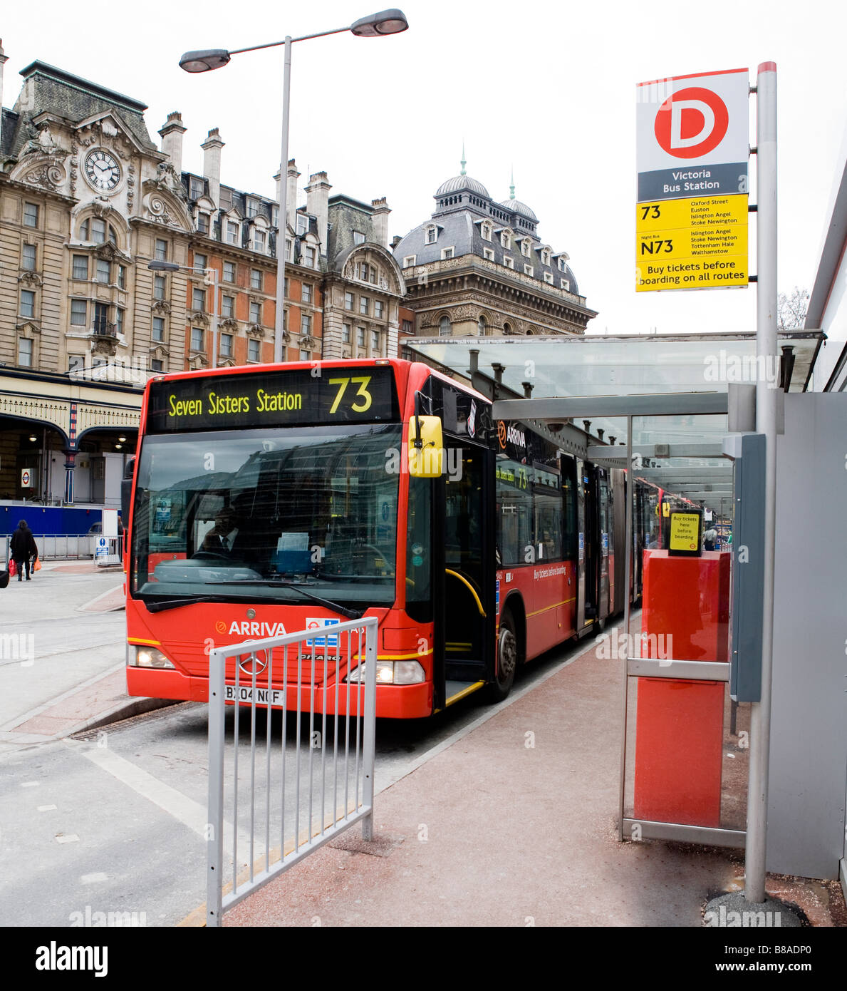 Bushaltestelle mit Bendy Busse bei Victoria Bus Station London UK Europe Stockfoto