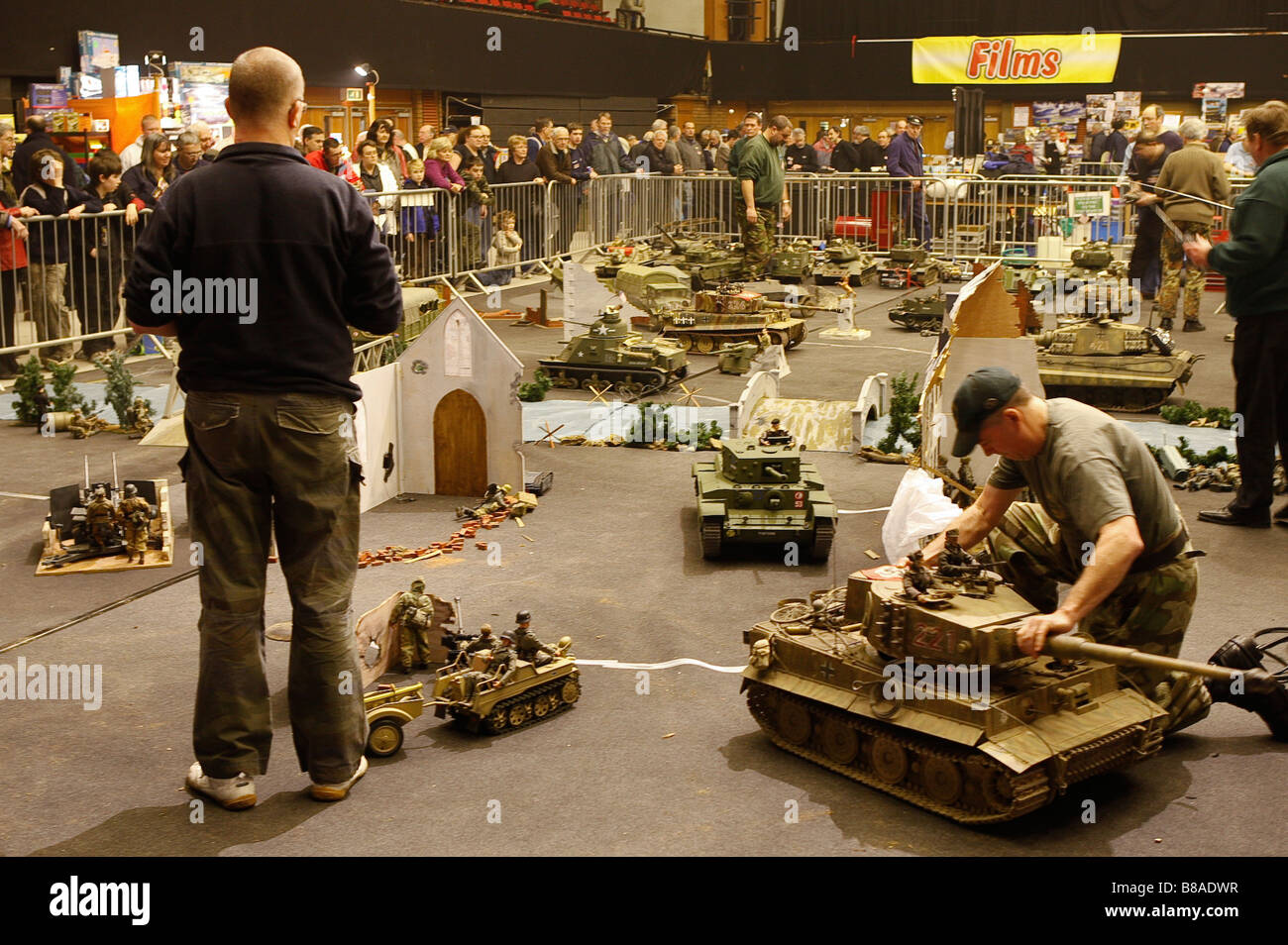 Britische Panzer Gruppe militärische Modellierung Enthusiasten eine Reihe von 1:6 Scale Modell Panzer Modelworld Brighton anzeigen Stockfoto