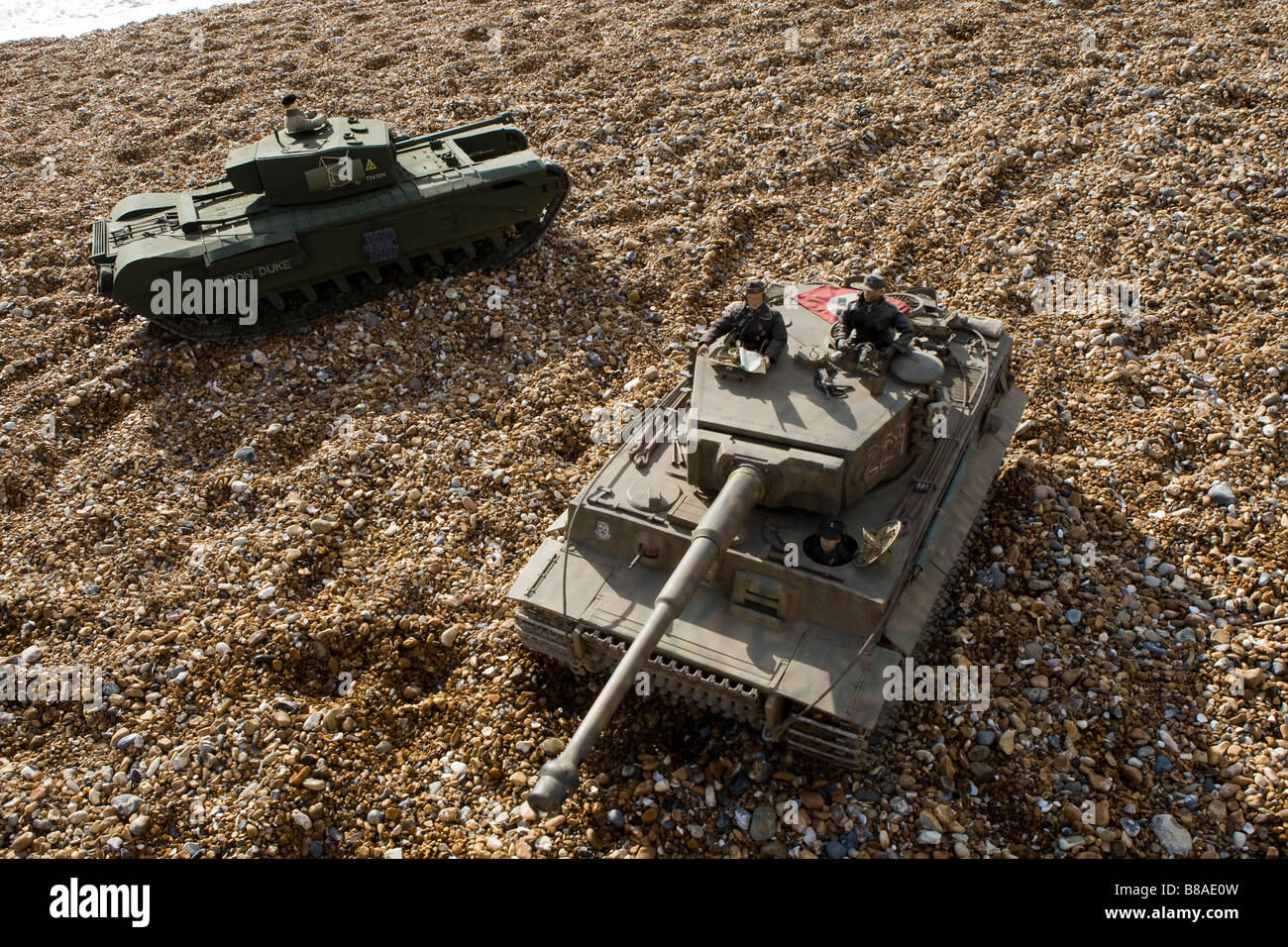 Funkgesteuerte 1 6 scale Modell britischen Churchill Tank links und deutschen Tiger-Panzer direkt am Strand von Brighton Stockfoto