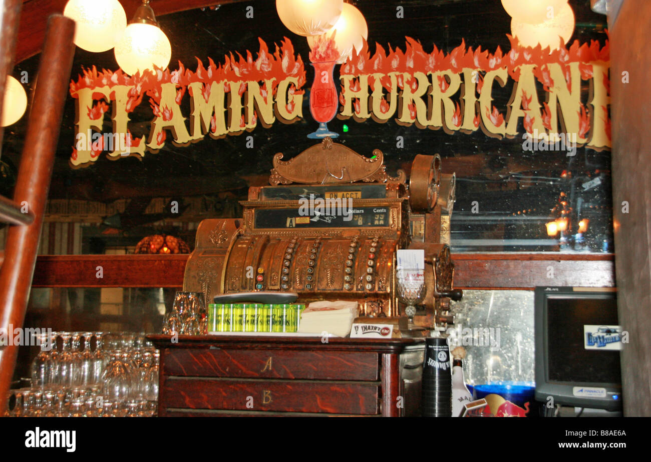 Flammende Hurrikan alkoholische Getränke alte Mode Kasse in Bar Stockfoto