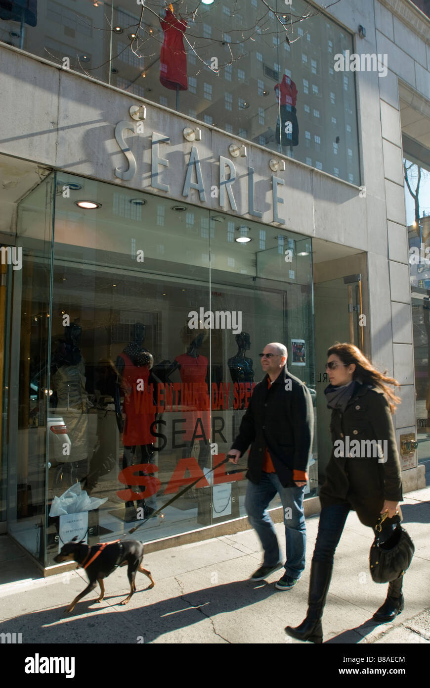 Käufer übergeben von einem Searle-Geschäft auf der Madison Avenue auf Sonntag, 8. Februar 2009 Richard B Levine Stockfoto