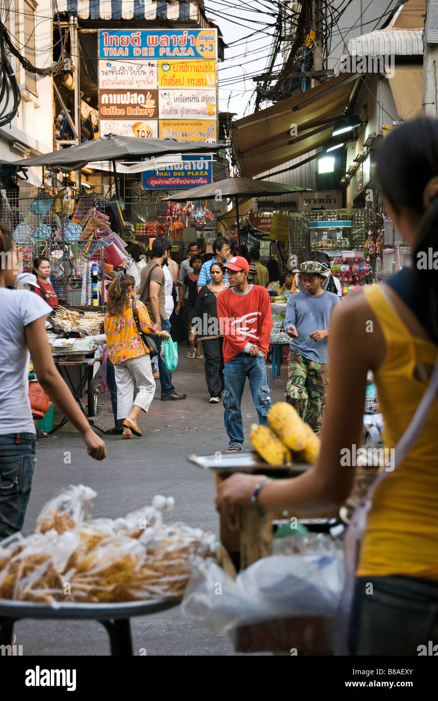 Eingang zur Gasse Markt bekannt als Sampeng Lane Soi Wanit 1 in Chinatown zentrale Bangkok Thailand Stockfoto