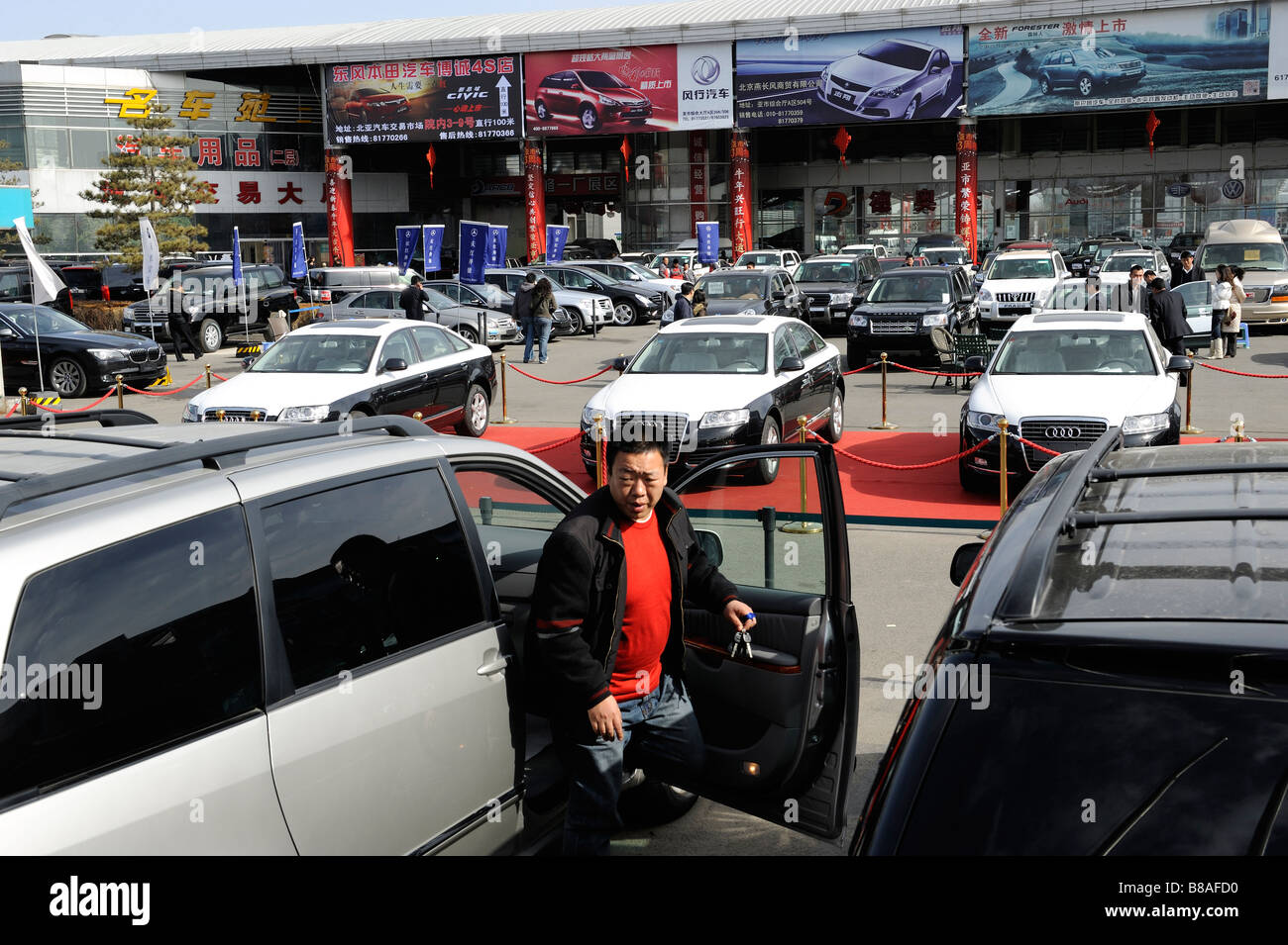 Chinesische Kunden bei der Beijing Yayuncun Auto Market.14-Februar-2009 Stockfoto