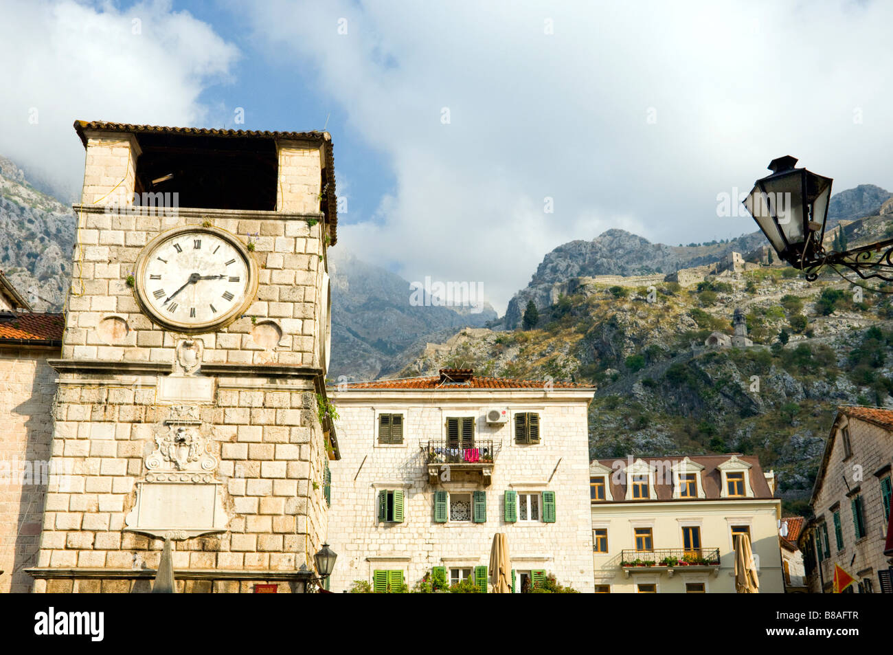 Die mittelalterlichen Mauern umgebene Dorf von Kotor Montenegro mit Festung auf See Kotor Stockfoto