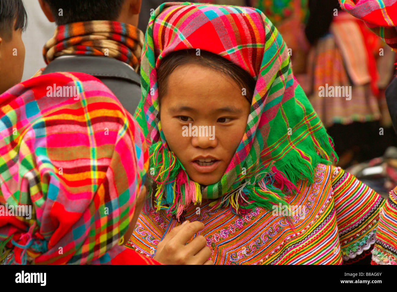 Hmong Blumenmädchen in traditioneller Kleidung, Sapa, Vietnam Stockfoto