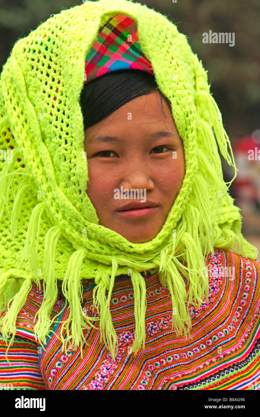 Hmong Blumenmädchen in traditioneller Kleidung, Sapa, Vietnam Stockfoto