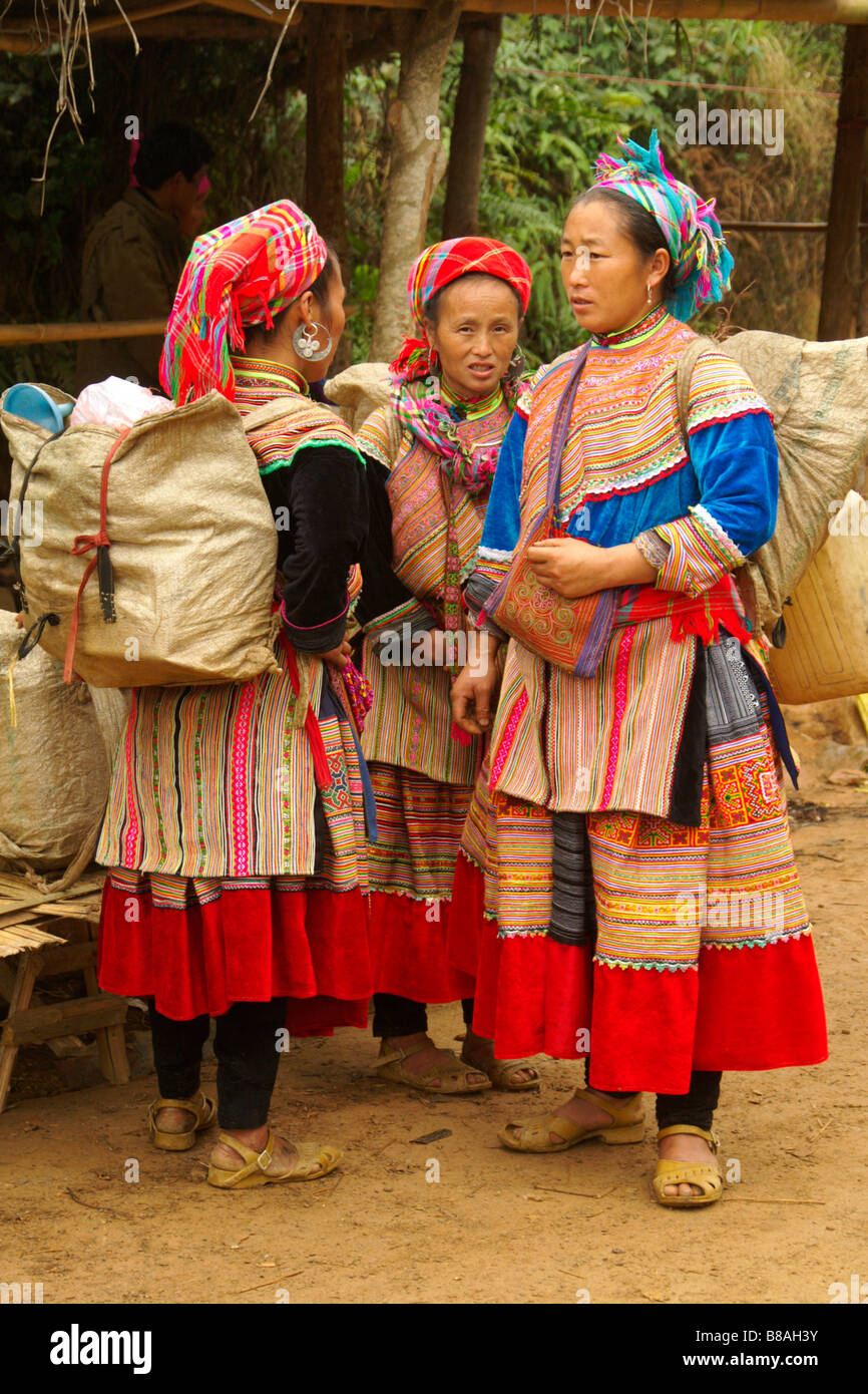Flower Hmong Frauen in traditioneller Tracht auf Coc Ly Wochenmarkt, Sapa, Vietnam Stockfoto