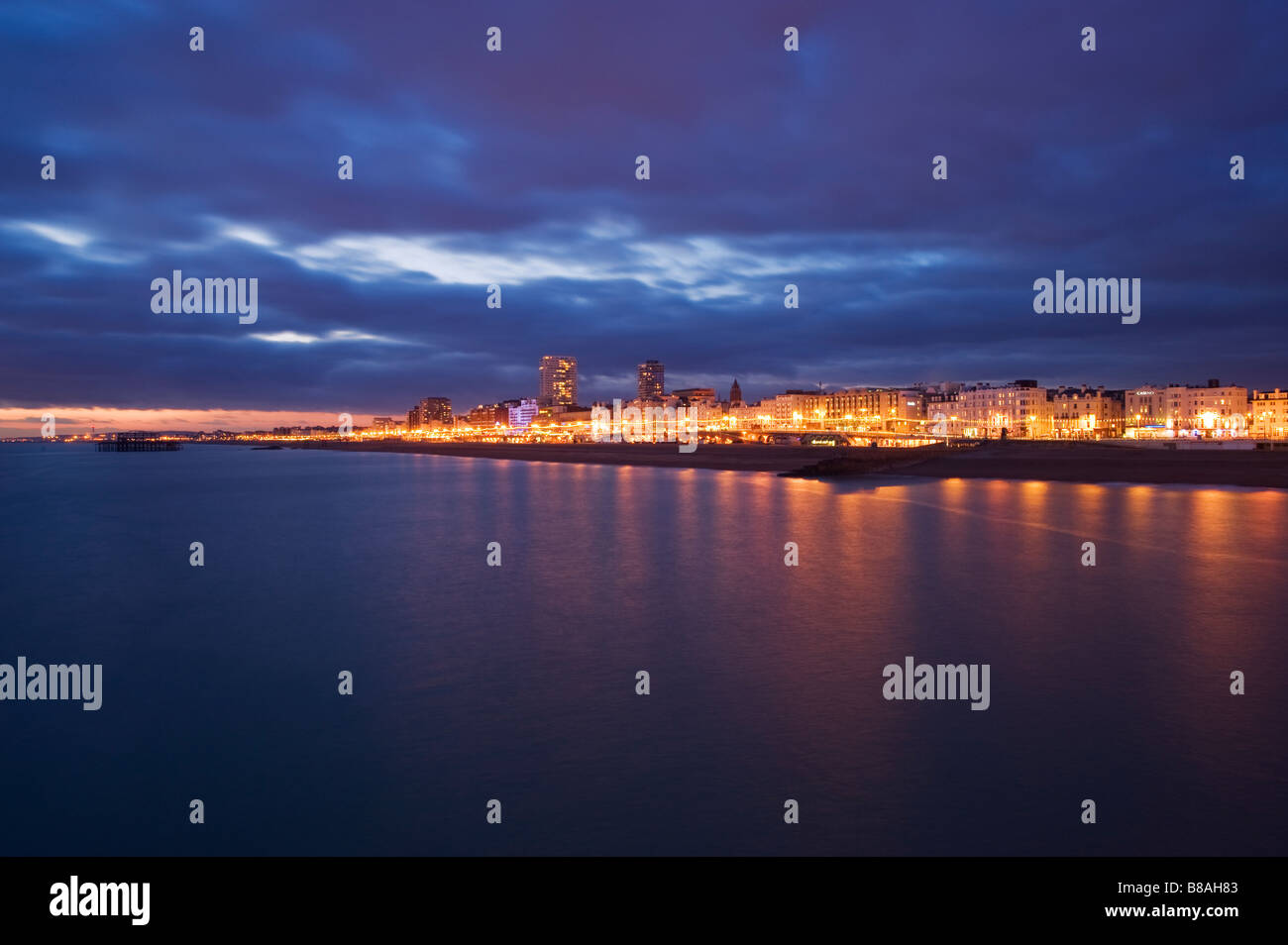 Brighton, West Sussex, England. Blick auf die Stadt und das Meer, während sich Sturmwolken bilden Stockfoto