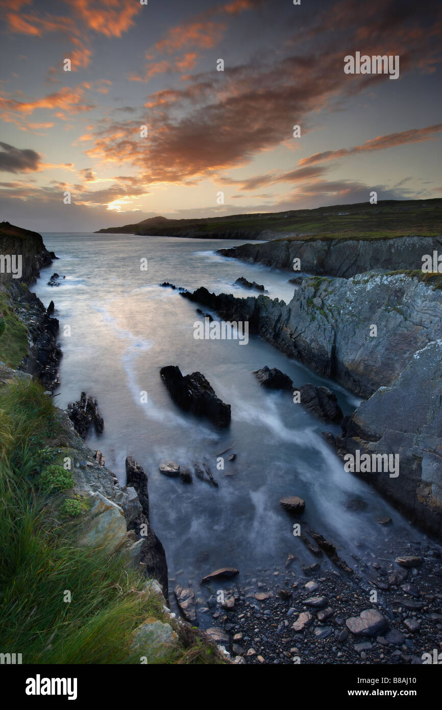 Sonnenuntergang am Dooneen Head mit Sheeps Head hinaus Bantry Bay, County Cork, Irland Stockfoto