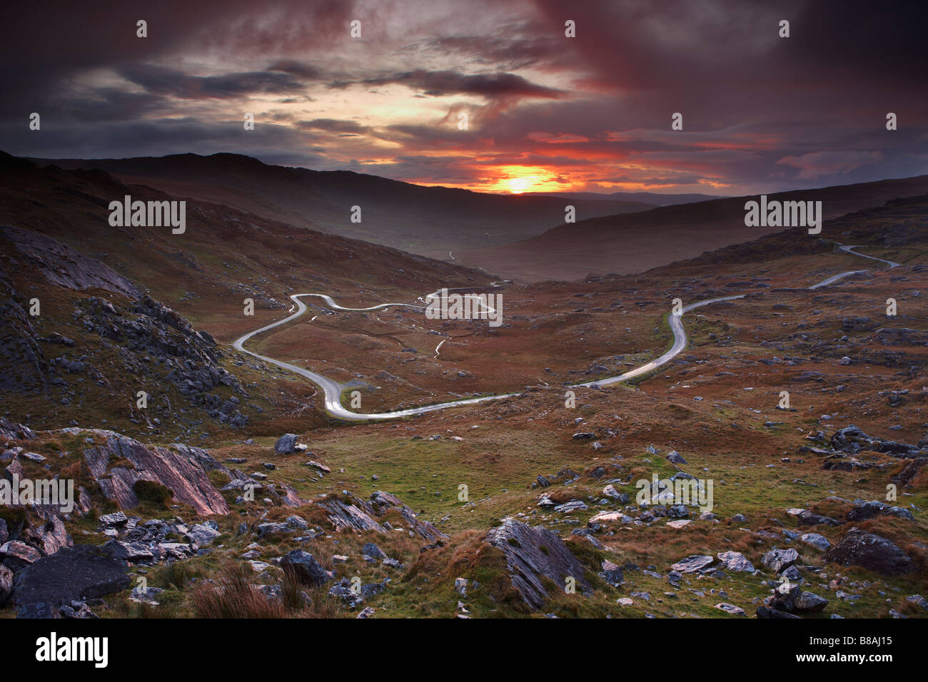 die Straße über den Healy Pass bei Dämmerung, Caha Berge, Beara Halbinsel, Co Cork, Irland Stockfoto