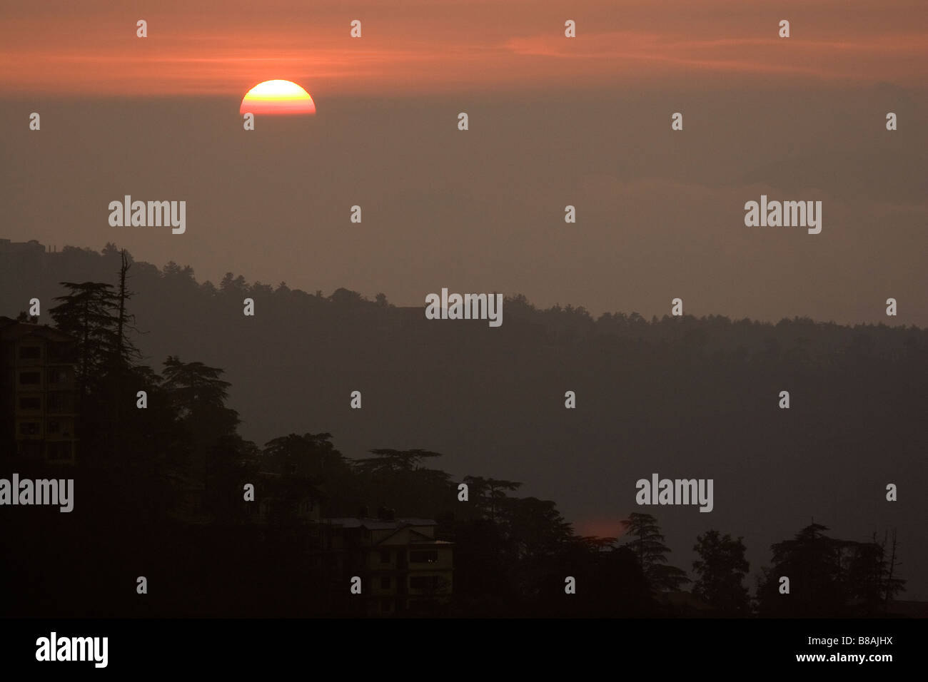 Die Sonne geht über die Täler rund um die indische Stadt Shimla. Stockfoto