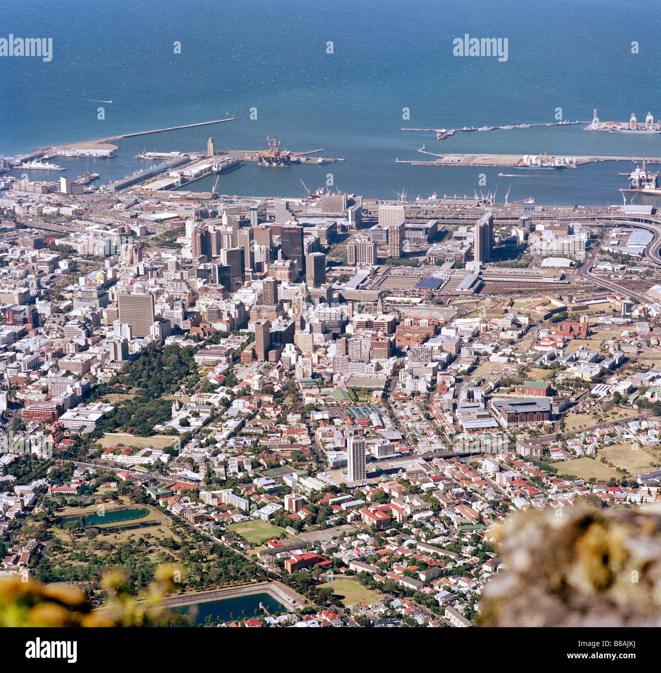 Stadtbild Blick über die Stadt Kapstadt in Südafrika in Afrika südlich der Sahara. Apartheid Landschaft Städte städtische Schönheit Panoramablick auf Reisen Stockfoto