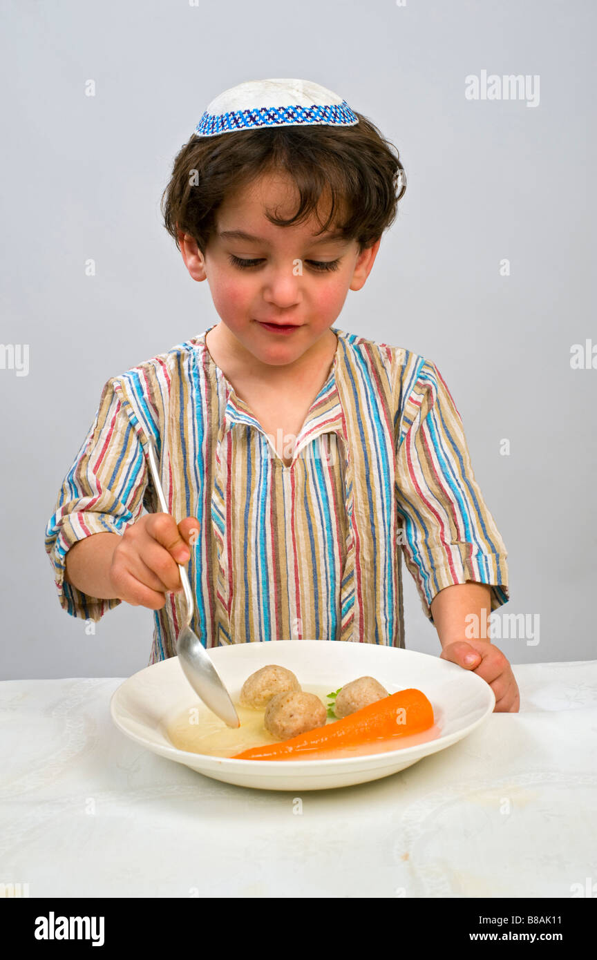 Jwish junge mit Matzo Ball Suppe Stockfoto