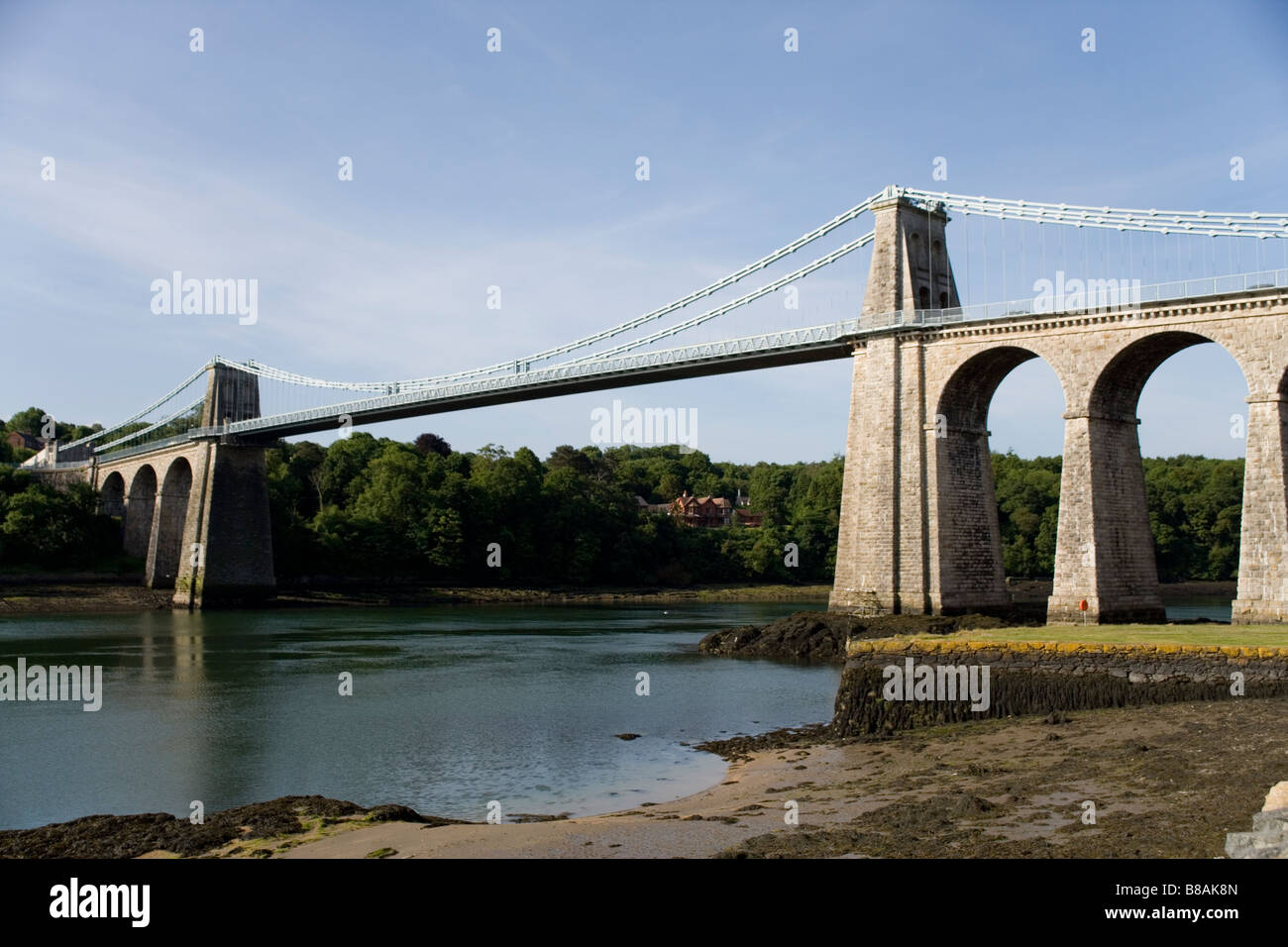 Die Hängebrücke und Menai Straits von Menai Bridge entfernt auf Anglesey, Gwynedd, Nordwales Stockfoto