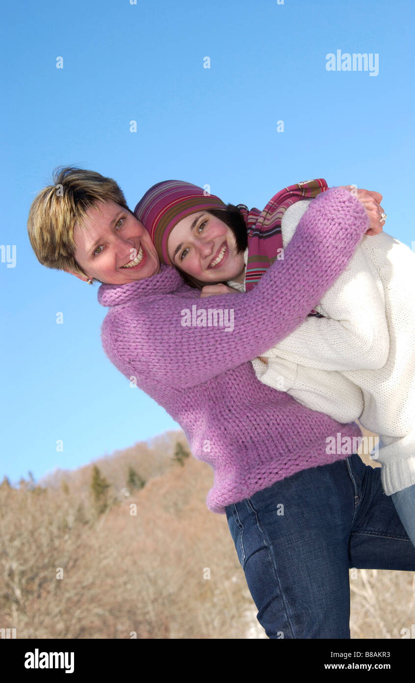 Portrait von lächelnden Mutter und Tochter umarmen im Winter Stockfoto