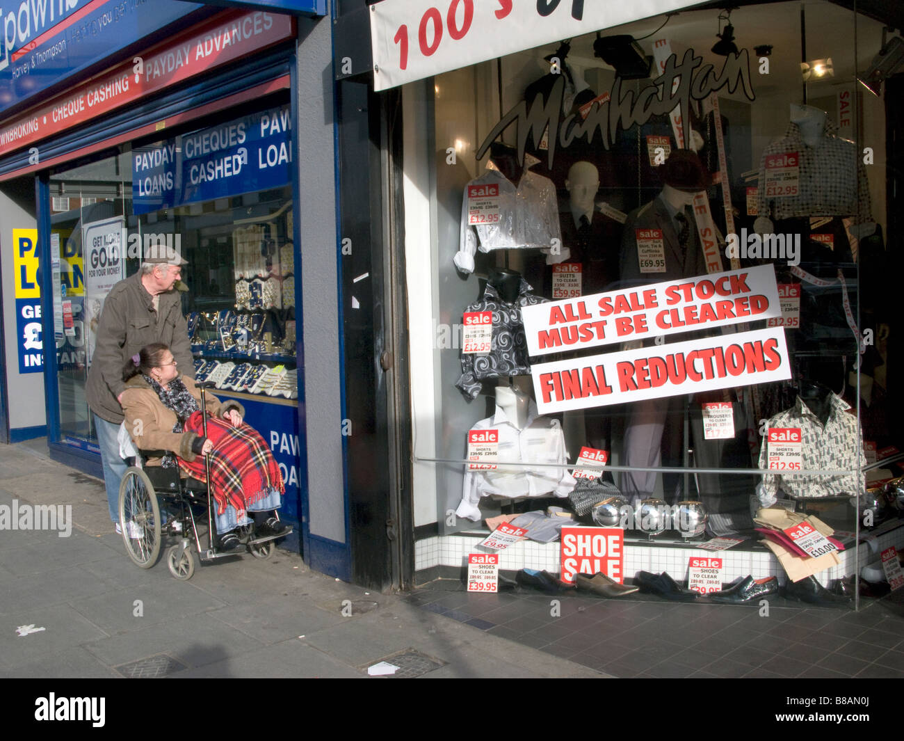 London, UK. Paar mit Frau mit Behinderung Pfandhaus aufgrund der Rezession und Wirtschaftskrise zu sehen. Foto von Julio Etchart Stockfoto