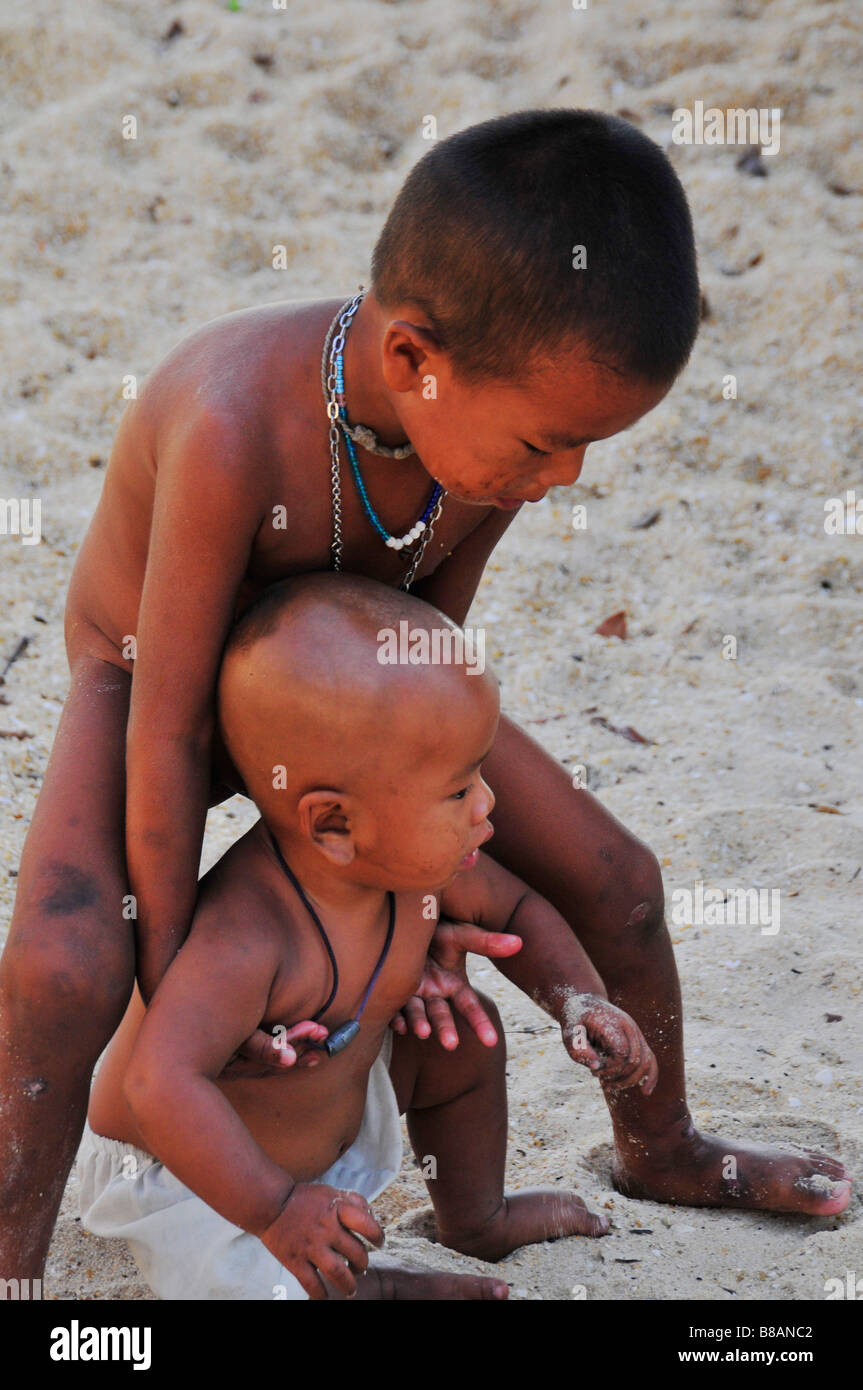 Moken Meer Zigeunerjunge versuchen, seinen kleinen Bruder, Koh Surin, Südthailand zu halten. Stockfoto