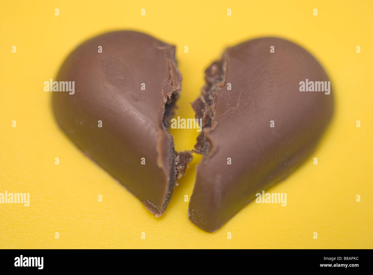 gebrochenes Herz Schokolade Stockfoto