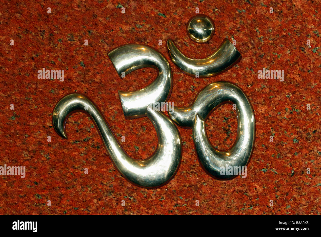 OM, ein heiliges Symbol, in einem Tempel in der Nähe von Akluj, Maharashtra, Indien. Stockfoto