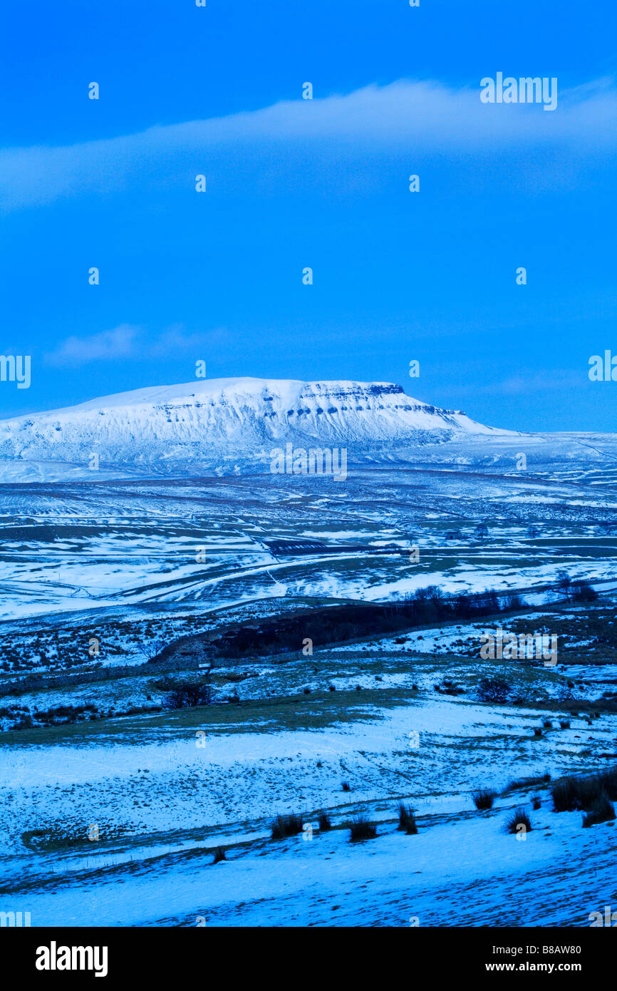 Pen-Y-Gent in Twilight Yorkshire Dales England Stockfoto