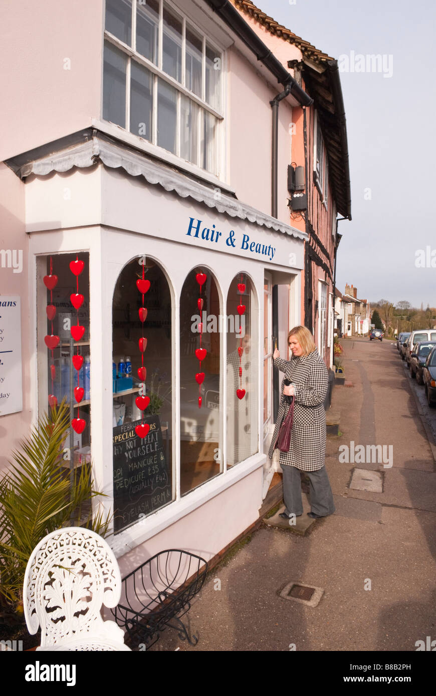 Eine Frau in ein Haar & Beauty-Shop Shop in Lavenham, Suffolk, Uk Stockfoto