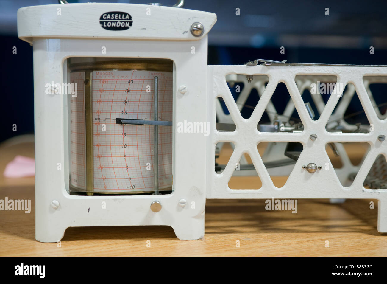 Wöchentliche Temperatur-Recorder/Thermometer von Casella. Ein Uhrwerk betrieben, zeichnet sie Temp auf einer rotierenden Trommel um Graphen zu erzeugen. Stockfoto