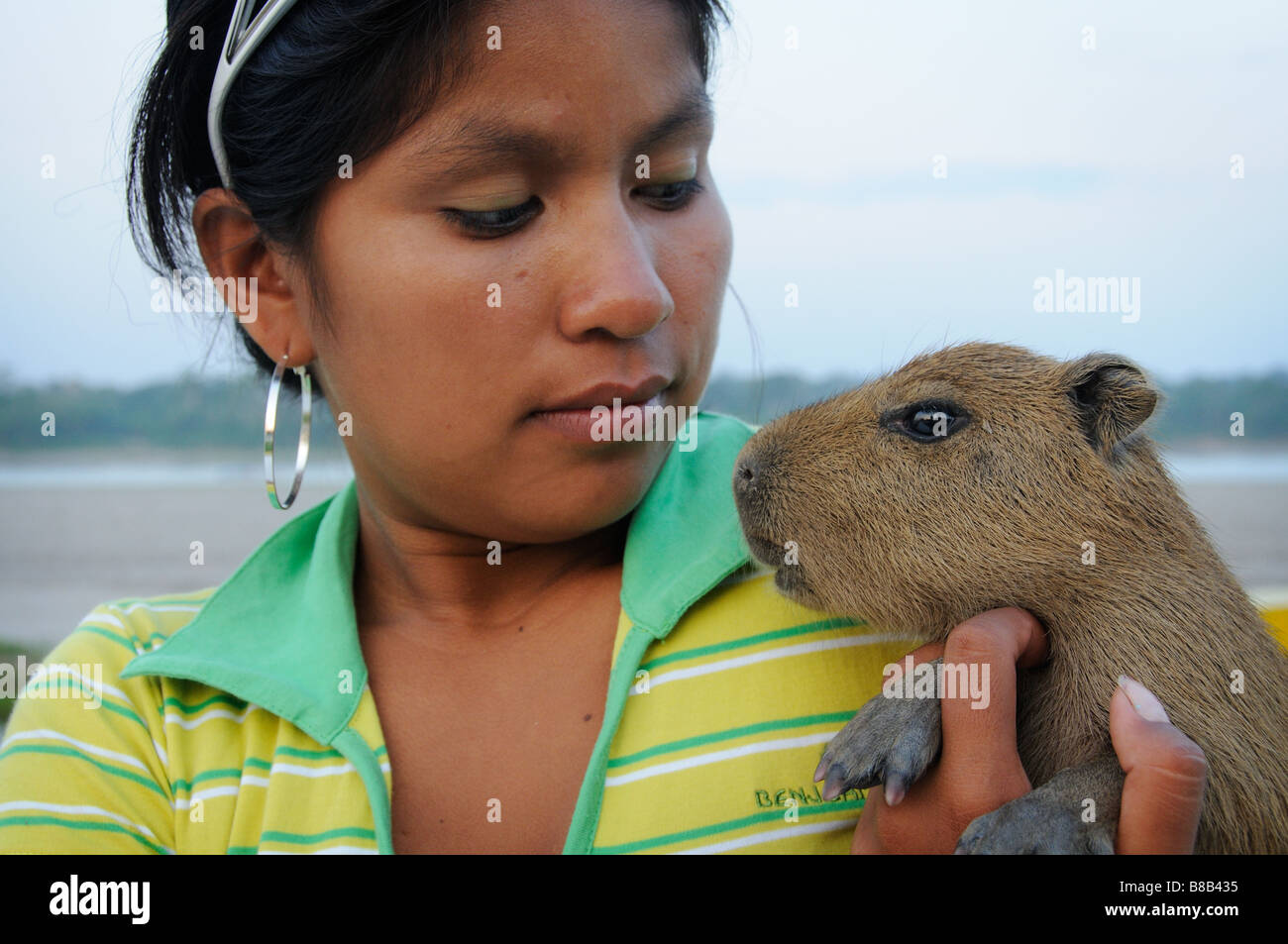 Mädchen mit ihrem Haustier Capybara. Stockfoto