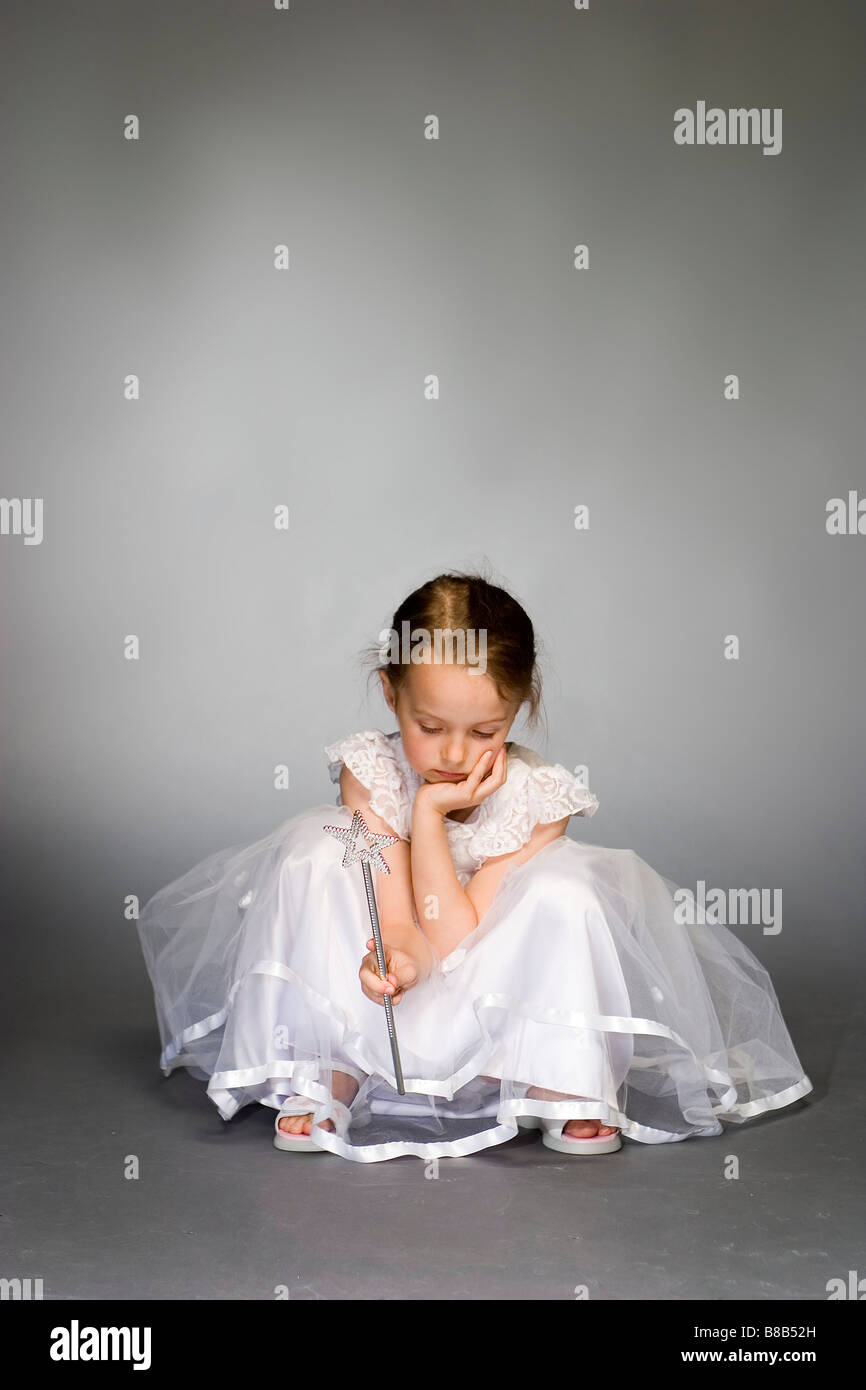 5 Jahre altes Mädchen im weißen Kleid Stockfoto