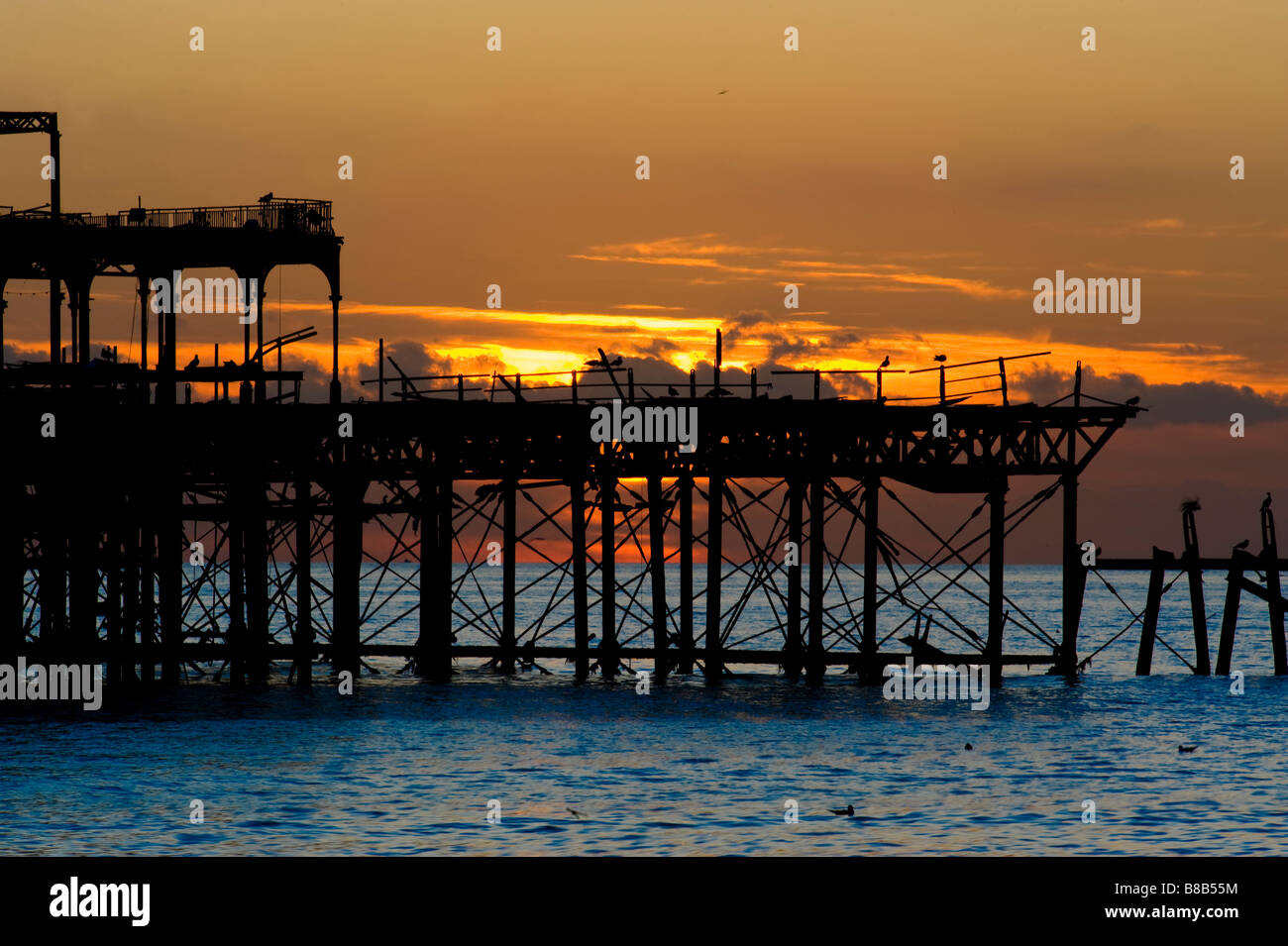 Brightons West Pier bei Sonnenuntergang Stockfoto