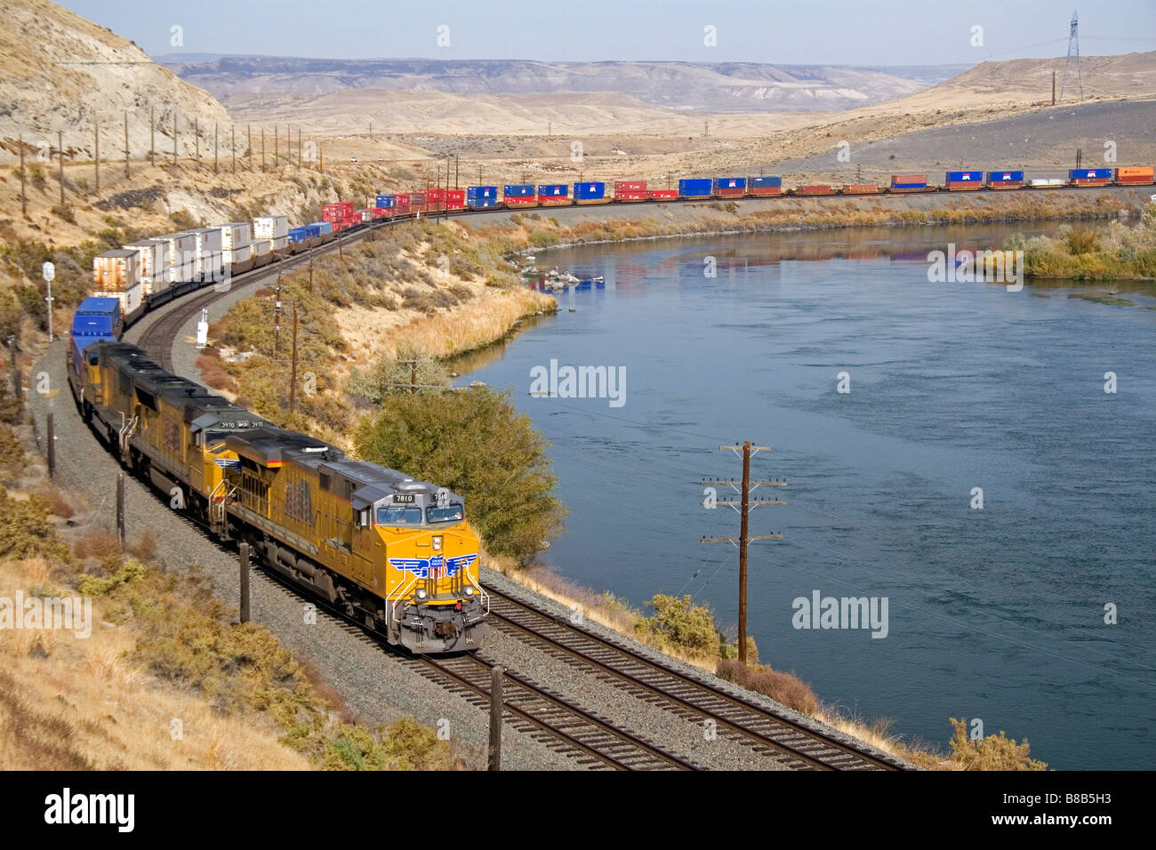 Union Pacific intermodalen Containerzug entlang des Snake River im Elmore County Idaho USA reisen Stockfoto