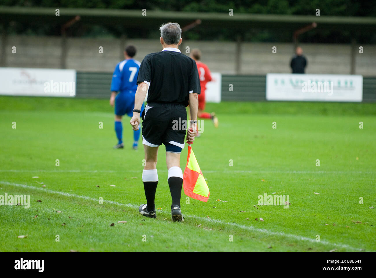 Linienrichter bei bei einem Fußballspiel Stockfoto