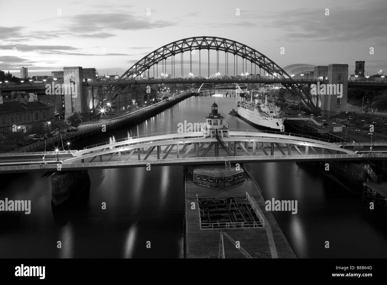 Drehbrücke und Tyne Bridge, Newcastle und Gateshead.  In der Nacht fotografiert aus die High Level Bridge in schwarz-weiß Stockfoto