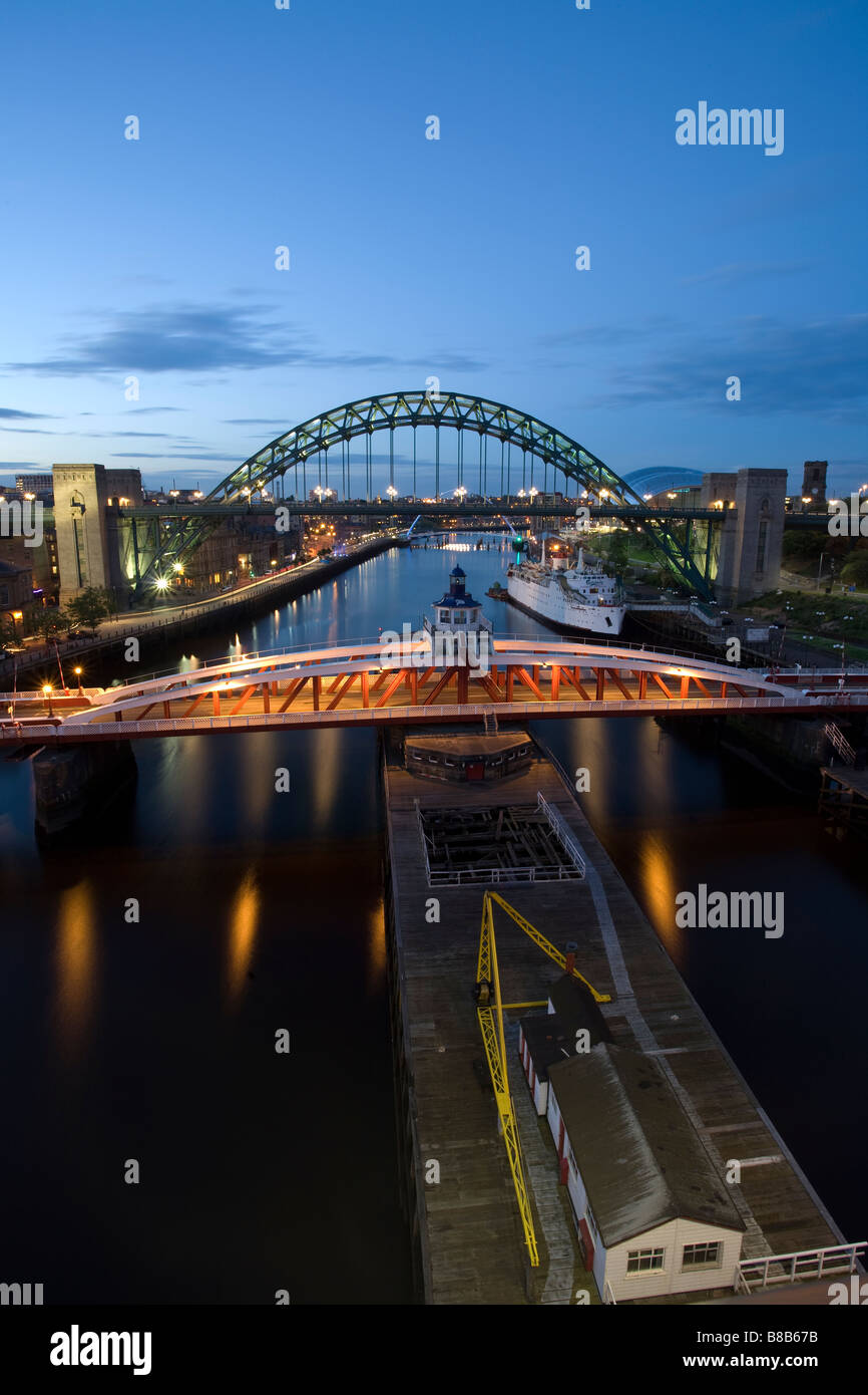 Drehbrücke und Tyne Bridge, Newcastle und Gateshead.  In der Nacht fotografiert aus der High Level Bridge Stockfoto