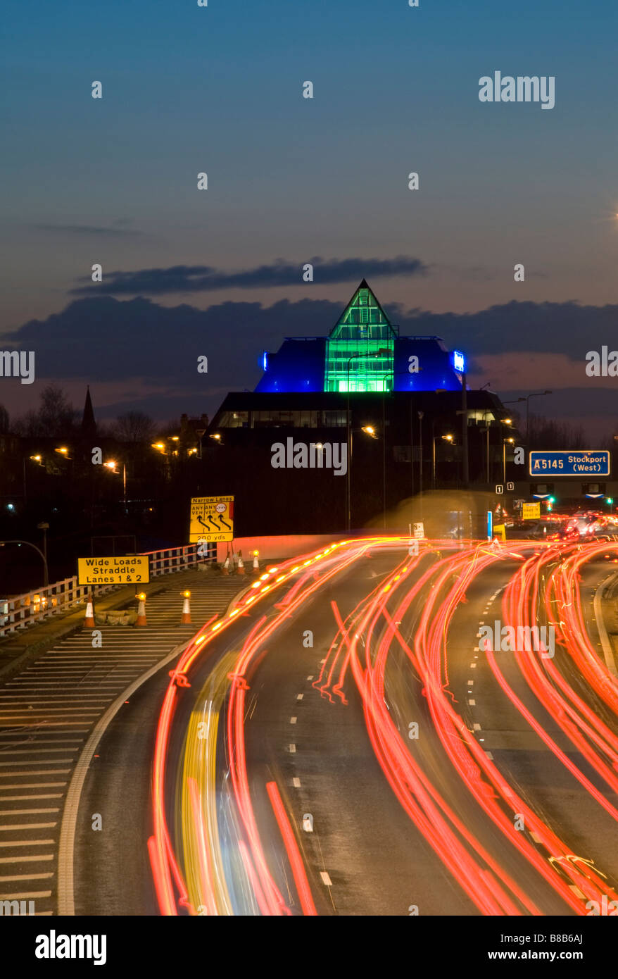 Stockport Pyramide Gebäude und M60 Autobahn bei Nacht, Stockport, größere Manchester, England, UK Stockfoto