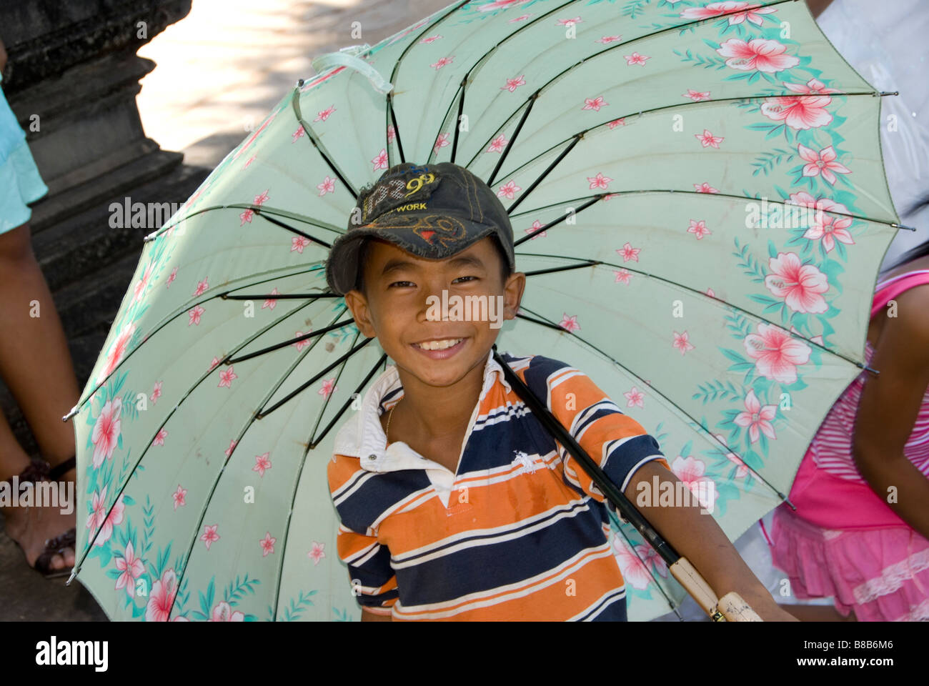 Junge mit bunten Regenschirm Stockfoto
