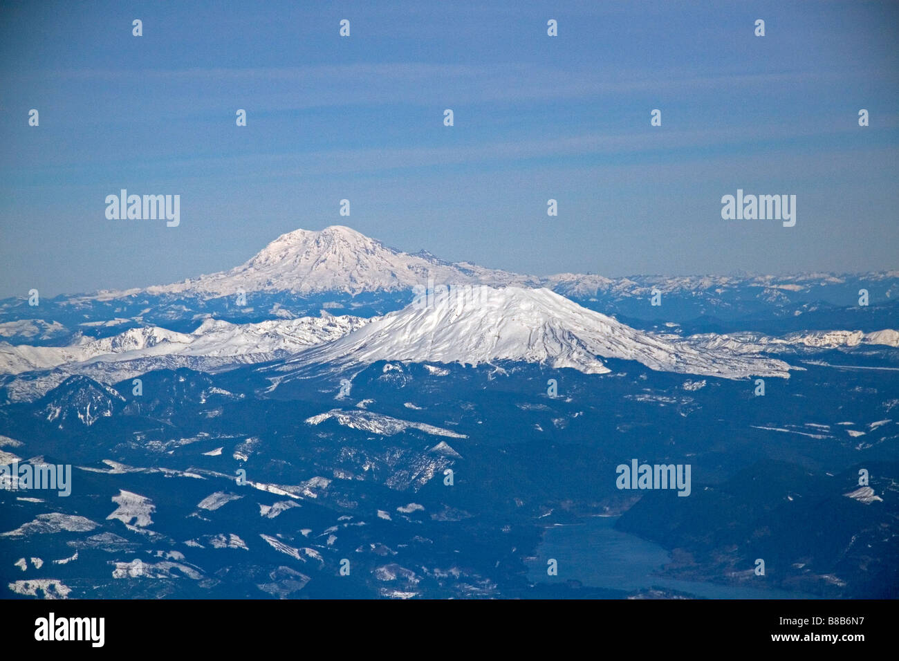 Luftaufnahme des Mount Rainier und Mount St. Helens in Washington USA Stockfoto