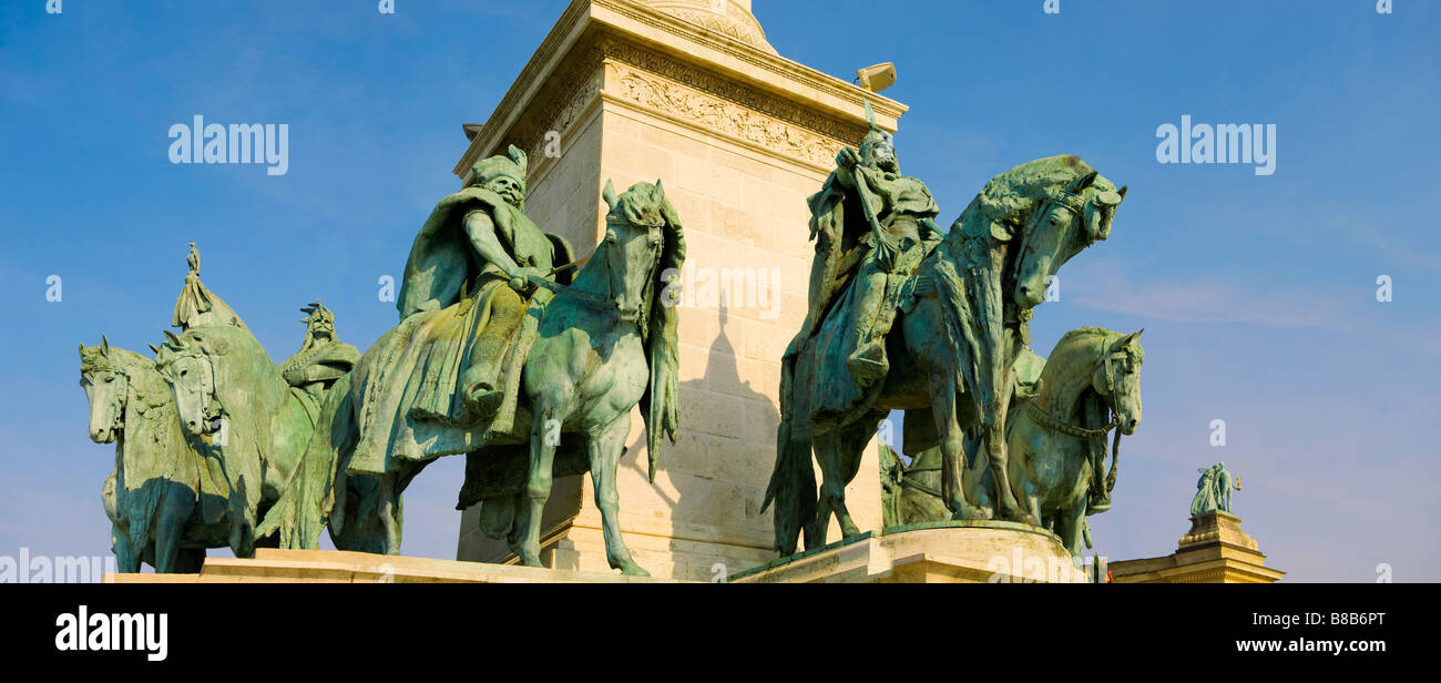 Statuen von den frühen Stammesführer. Heldenplatz, Budapest Ungarn. Stockfoto