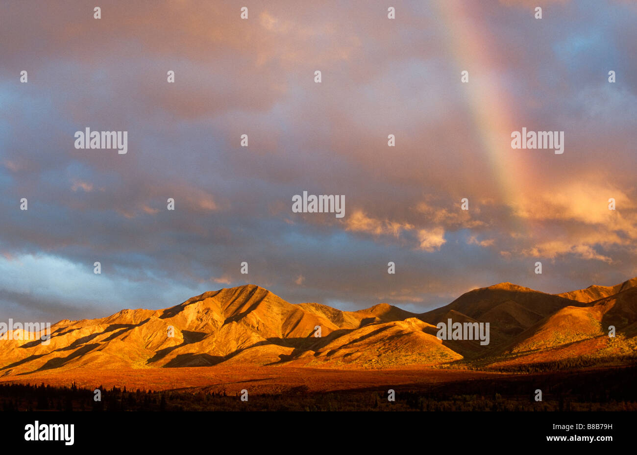 Regenbogen über den Bergen Stockfoto