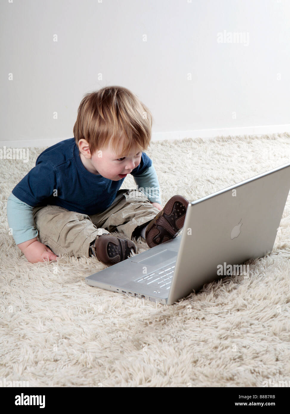 Baby Junge Blick auf Laptop (mit signierten Model-Release - zur kommerziellen Nutzung) Stockfoto