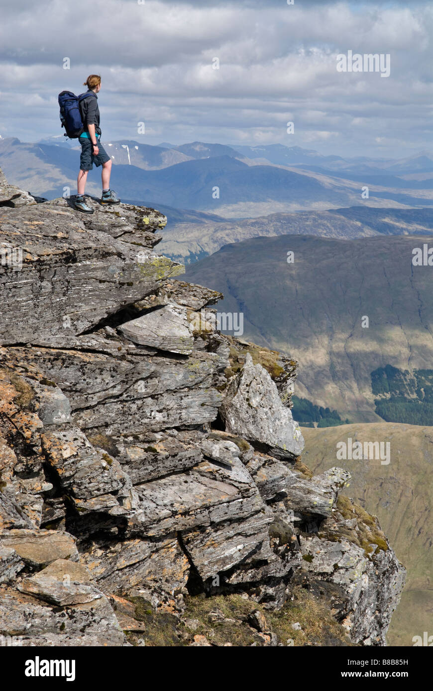 FRAU HILL WALKER NAHE DEM GIPFEL DES BEINN LAOIGH BEN LUI MUNRO ARGYLL KANN Stockfoto