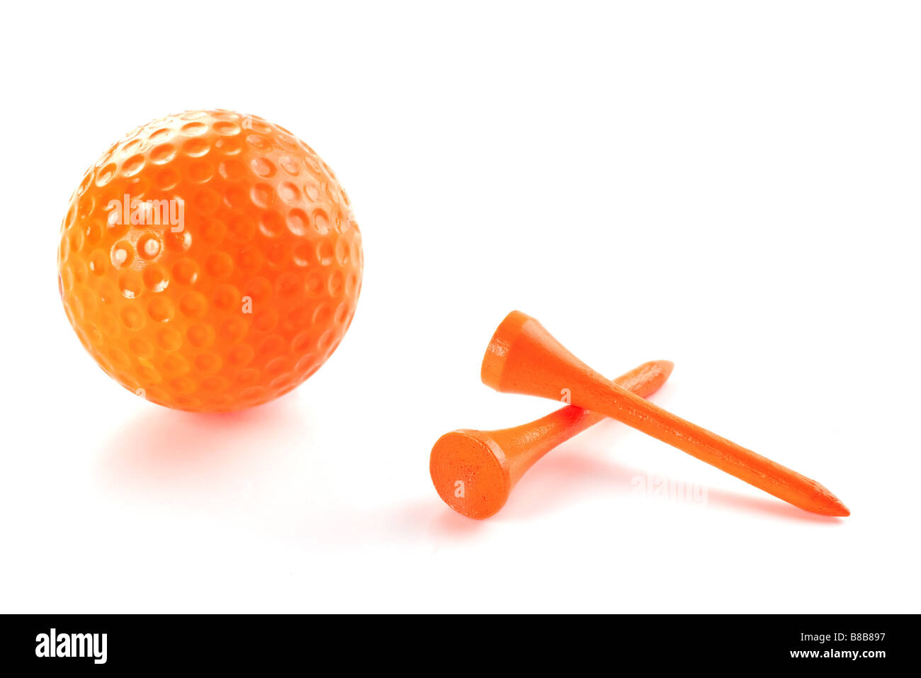 Eine orange Golfball und zwei orange t-Shirts Stockfoto
