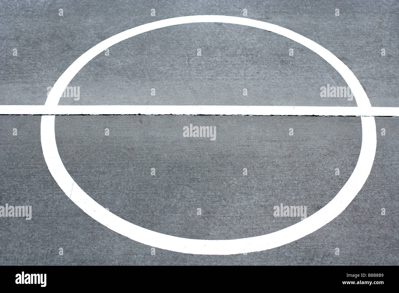Basketball Court Linien auf einer Straße Spielfläche Stockfoto