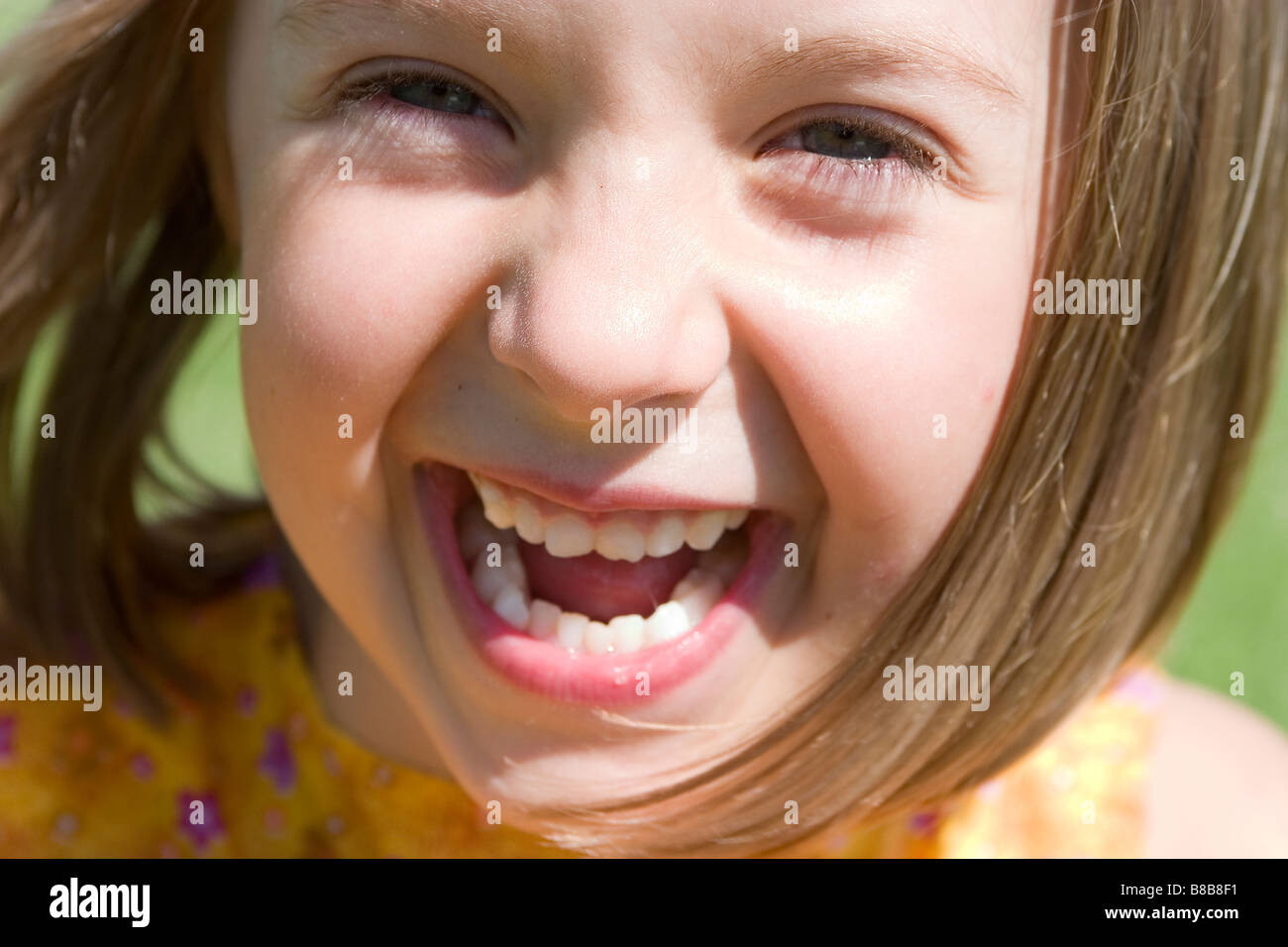 Mädchen - 6 Jahre alt im Park im Herbst, Winnipeg, Kanada Stockfoto