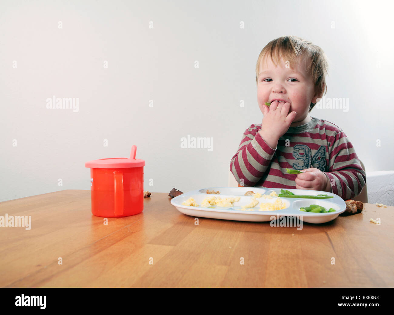 Baby Boy Essen am Tisch (mit signierten Model-Release - zur kommerziellen Nutzung) Stockfoto