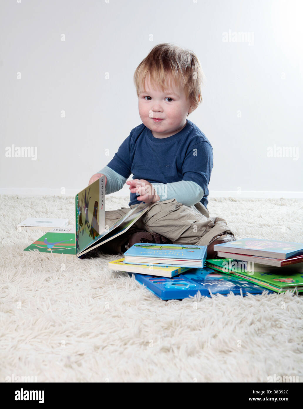 Baby Junge liest (mit signierten Model-Release - zur kommerziellen Nutzung) Stockfoto