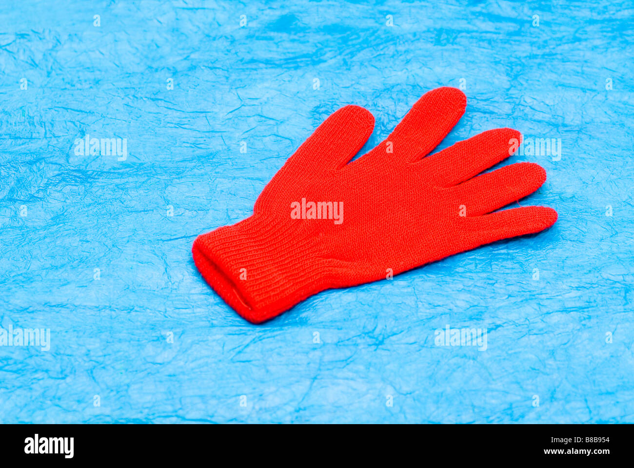 Roten Handschuh auf blauem Hintergrund Stockfoto