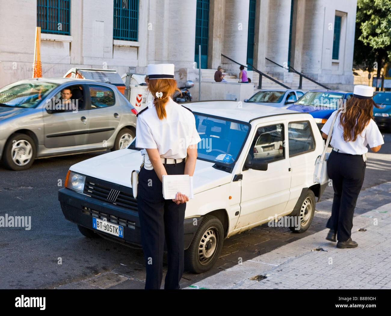 Zwei weibliche Polizia Durchsetzung Einstellbedingungen Lecce-Apulien-Italien Stockfoto