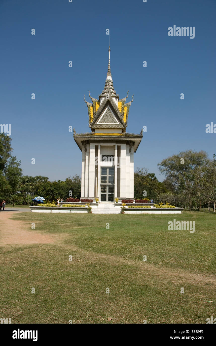 Gedenkschrein von Schädeln und Knochen der Opfer von Pol Pot und der maoistischen Regime, Choeung Ek Tötung Felder Kambodscha Stockfoto