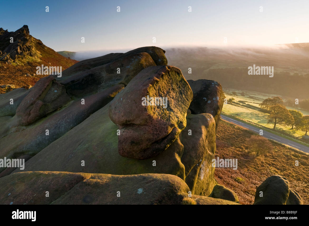 Am frühen Morgennebel heben unterhalb der Klippen Ramshaw Felsen, Peak District National Park, Staffordshire, England, UK Stockfoto