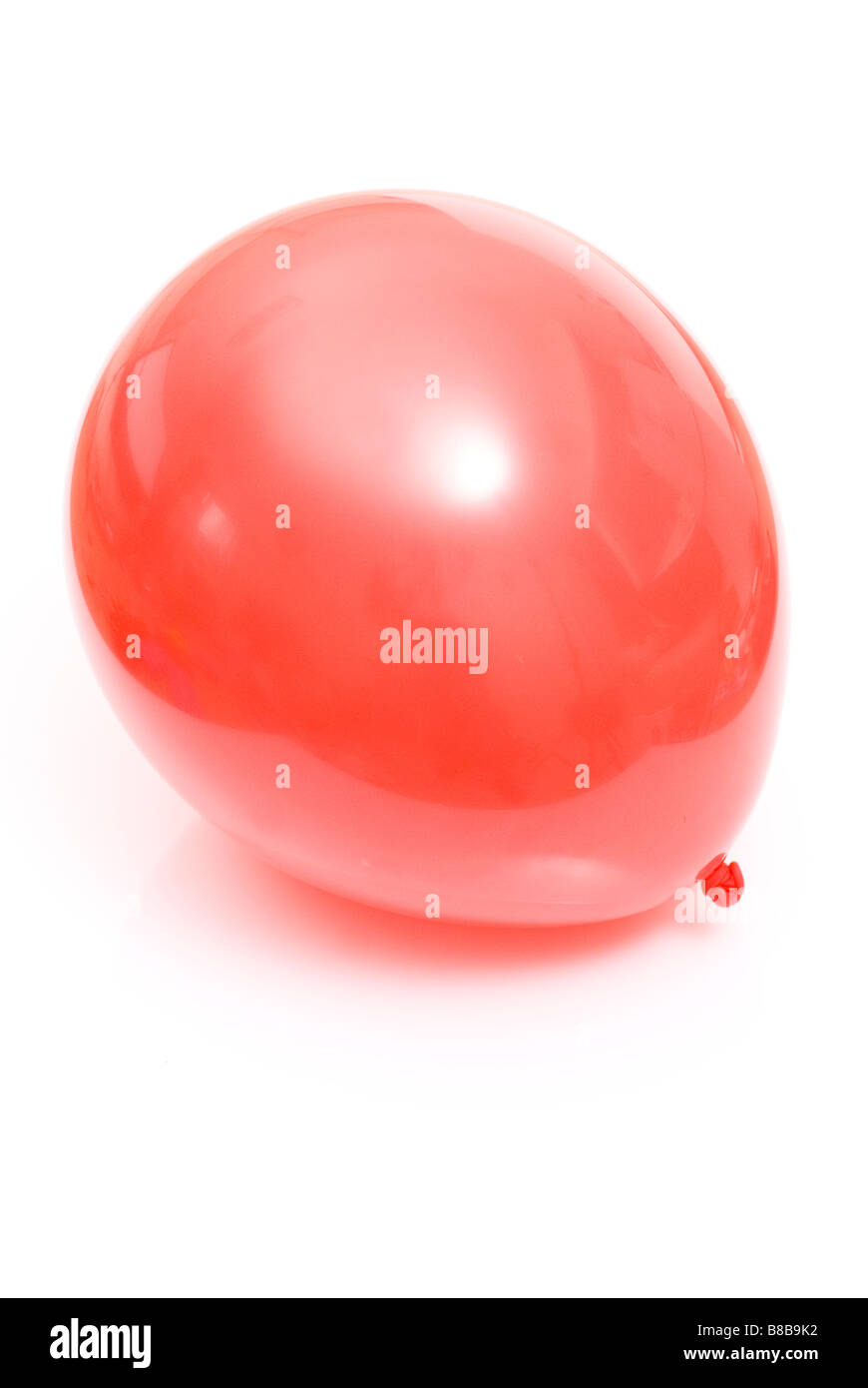 Nur einen einzigen roten Ballon-Ausschnitt auf weißem Hintergrund Stockfoto